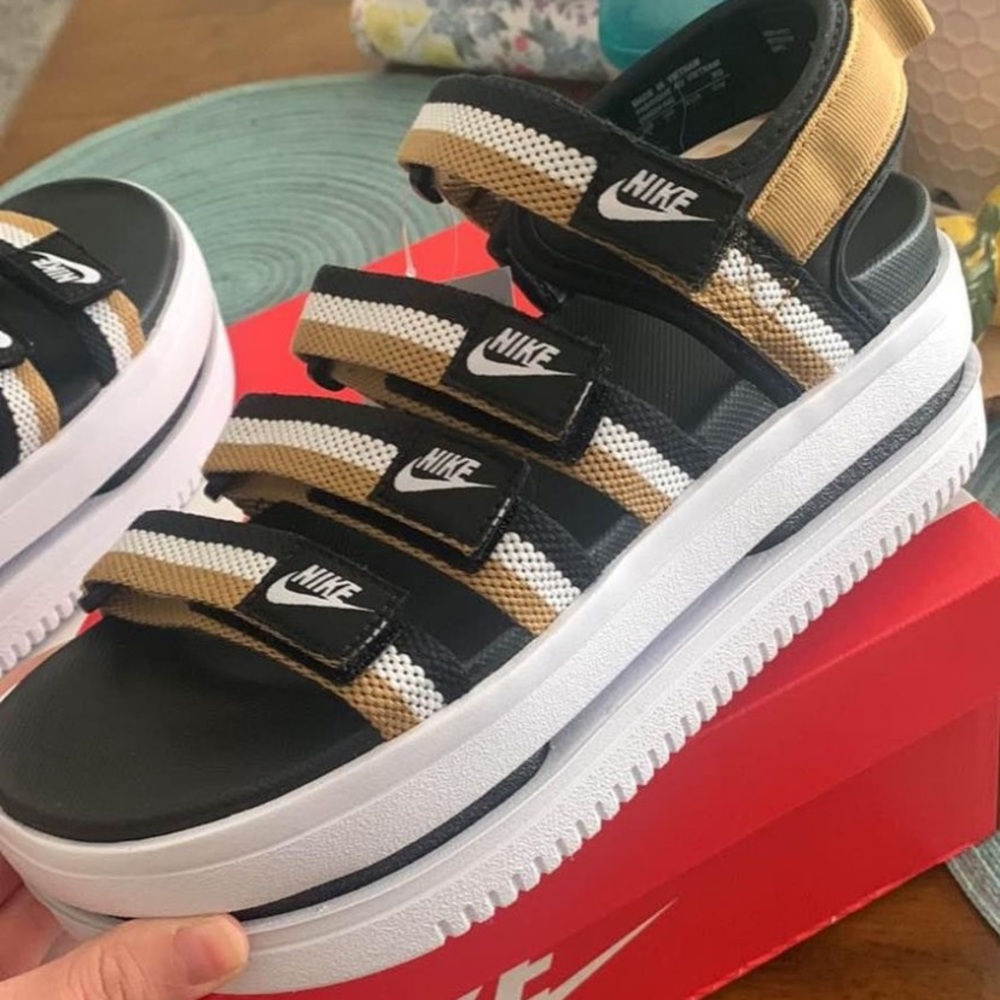 COPY - Nike classic icon platform Sandler NWT and BOX
